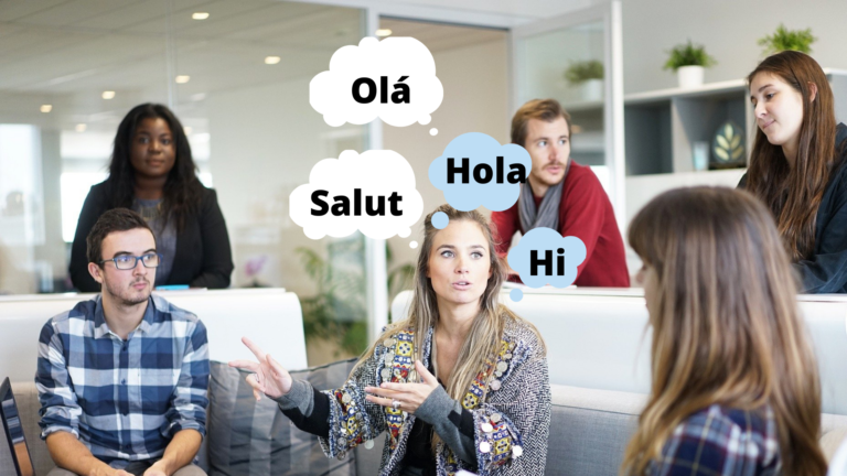 Grupo de pessoas conversando em um sofá, com balões de fala escritos Olá, Salut, Hola e Hi
