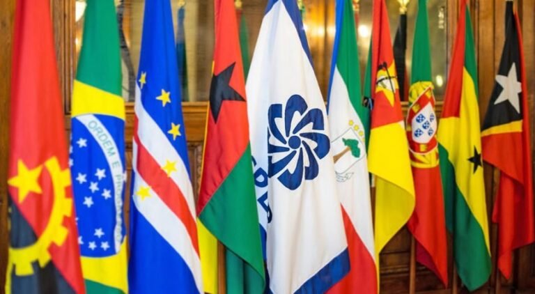 Bandeiras dos países de língua portuguesa enfileiradas ao lado da bandeira da CPLP