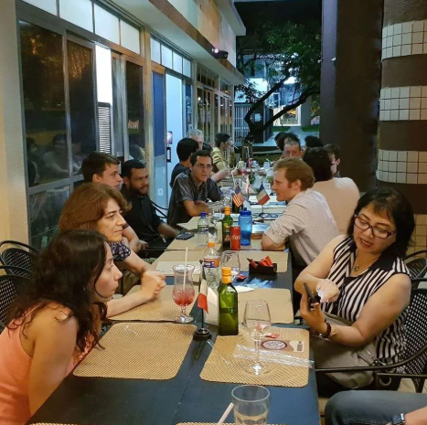 Membros em restaurante pelo Clube Poliglota Brasil